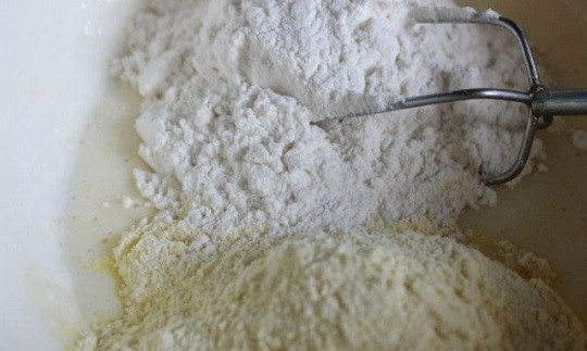 1. Этап. Морковный пирог на кефире: 5. Всыпьте просеянную муку, продолжая взбивать.