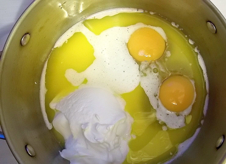 1. Этап. Простейший шоколадный пирог: Смешайте яйца, растопленное масло и сметану до однородной массы.