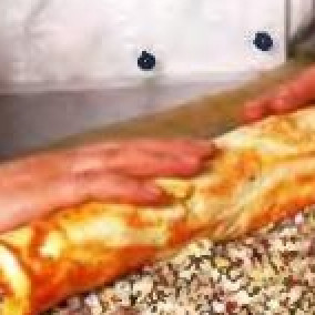 1. Этап. Рулет крабовый: Завернуть суфле в рулет, обернуть его в пергамент и дать настояться час. Подавать в виде холодной закуски.