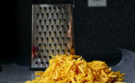 1. Этап. Сырные снеки: Сыр натрите на крупной тёрке. Переложите его в кухонный комбайн с мукой, солью и мягким маслом. Взбейте смесь в тесто в течение 2-х минут. Потом уберите тесто в холодильник на 35 минут.