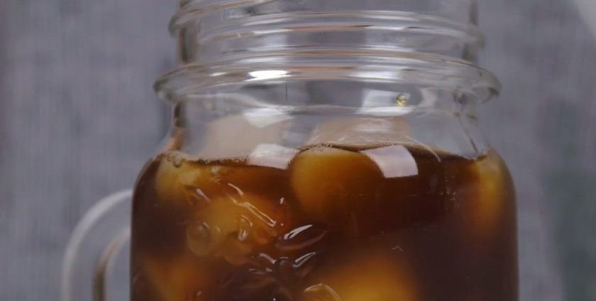 1. Этап. Летние освежающие напитки: 4. Кофе со льдом: в емкость со льдом добавьте холодный крепкий кофе, приготовленный любым способом. Добавьте по вкусу сахарный сироп, молоко и перемешайте. Сразу подайте кофе. Приятного аппетита!