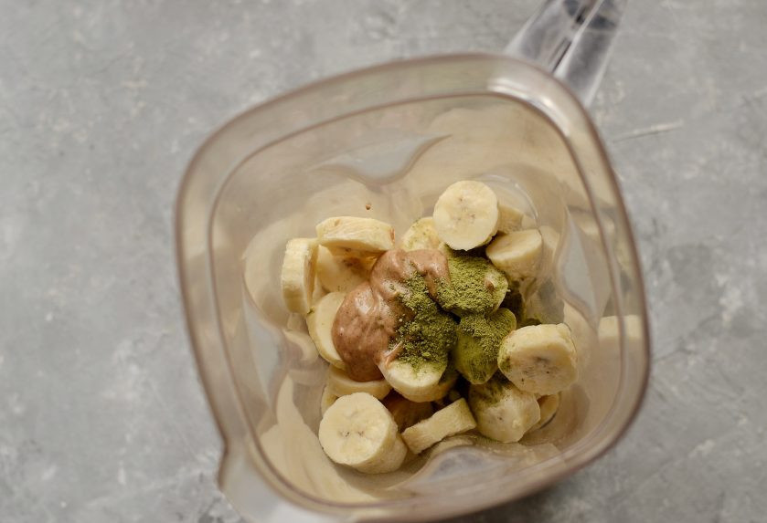 1. Этап. Веганское мороженое: Измельчите бананы вместо с остальными ингредиентами, кроме печенья.