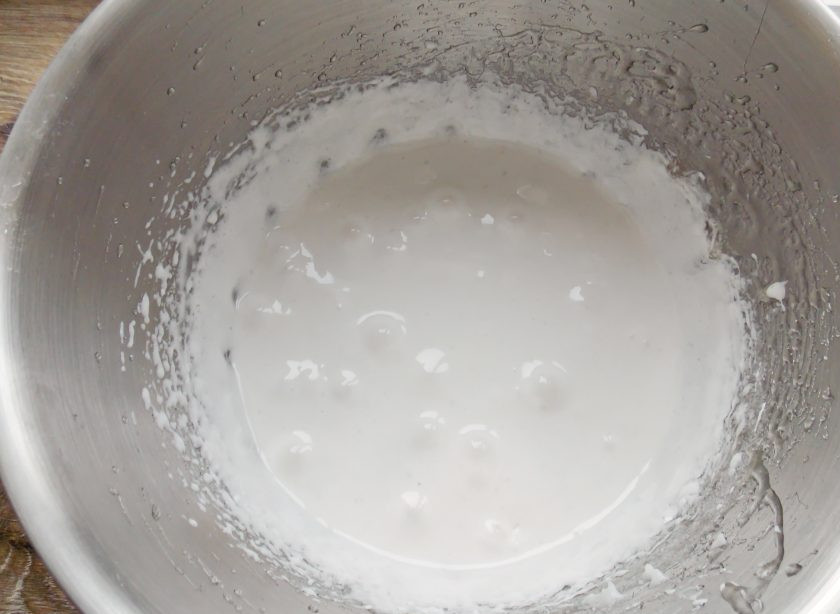 1. Этап. Торт Шоколадное птичье молоко: Продолжая взбивать, вливайте сироп с агар-агаром небольшими порциями. Взбивайте до пышного суфле.