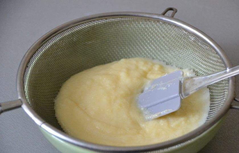 1. Этап. Круассаны с заварным кремом: Процедите крем через сито, чтобы избавиться от комочков, если такие есть.