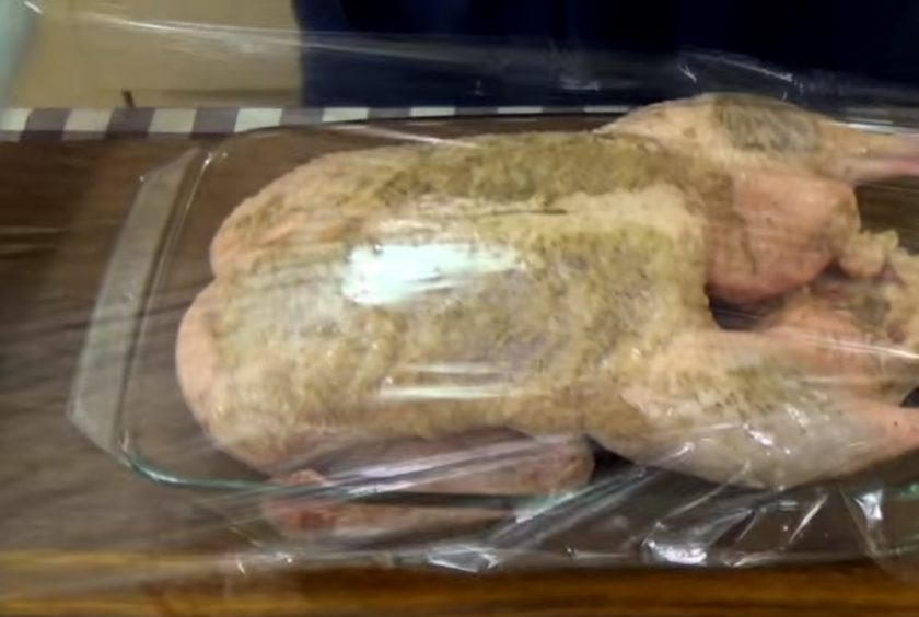 1. Этап. Утка, запеченная с яблоком и черносливом в пиве: 2. Наколите зубочисткой кожу на грудке птицы. В ступке измельчите черный перец, сушеный тимьян, соль и натрите смесью утку внутри и снаружи. Накройте утку пищевой пленкой и поставьте в холодильник на 12 часов.