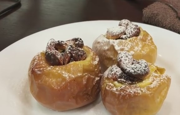 1. Этап. Запеченные яблоки с орехами и изюмом: 7. Когда яблоки остынут, посыпьте их сахарной пудрой и наслаждайтесь!