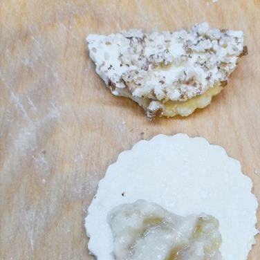 1. Этап. Печенье с джемом и орехами: Отдохнувшее тесто достать его из холодильника, а духовку разогреть до 170ᵒС. Тесто тонко раскатать на присыпанной мукой поверхности. С помощью стакана вырезать небольшие кружочки (у меня форма диаметром7 см) Каждый кружочек смазать джемом. Сложить кружочек вдвое, смазать поверхность яйцом и посыпать орехами.