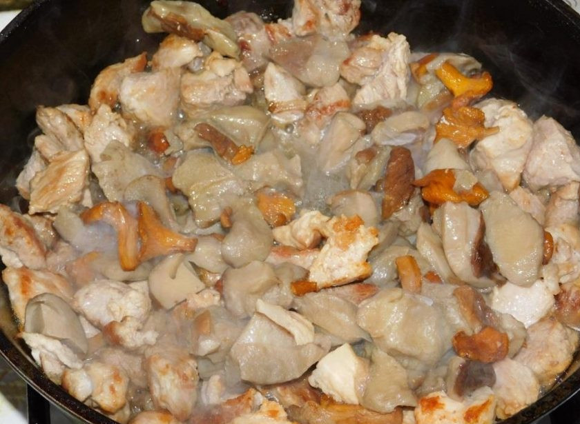 1. Этап. Томатная мясная подлива с грибами: Добавьте к мясу лесные грибы. Потушите все вместе минут 20-30. Если есть необходимость, можно добавить немного воды.