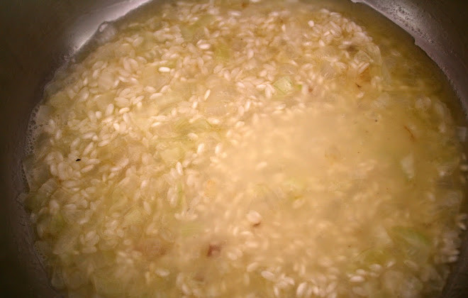 1. Этап. Ризотто с шампиньонами и сливками: Постепенно, небольшими порциями, вливаем бульон. Чтобы рис успевал впитывать жидкость вливайте по пол чашки за один раз, постоянно помешивая.