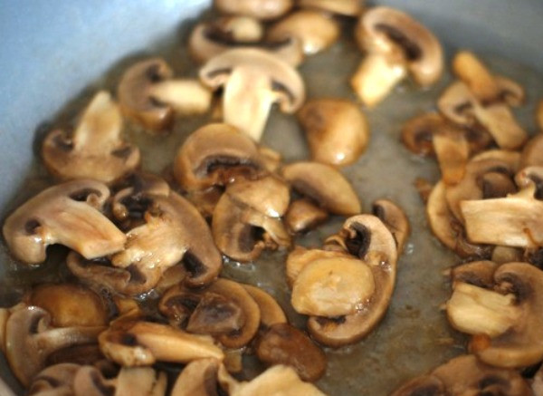 1. Этап. Паста с шампиньонами в сливочном соусе: Обжарьте грибы до золотистого цвета. Бросьте макароны в кипящую воду.