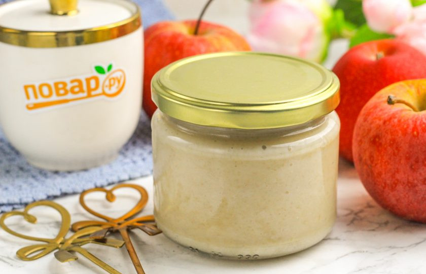 1. Этап. Пюре Лакомка: Ошпарьте банку и крышку кипятком или простерилизуйте любым удобным способом. Выложите кипящее пюре в банку до верха и сразу же закрутите на банке крышку по резьбе или с помощью ключа для консервации. Остудите и перенесите в кладовую. Желательно хранить пюре на холоде. Приятного вам зимой аппетита!