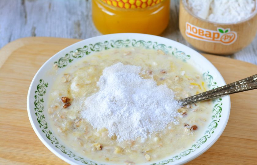 1. Этап. Диетический банановый пирог: Всыпьте пару ложек рисовой муки, разрыхлитель и немного ванильного сахара.