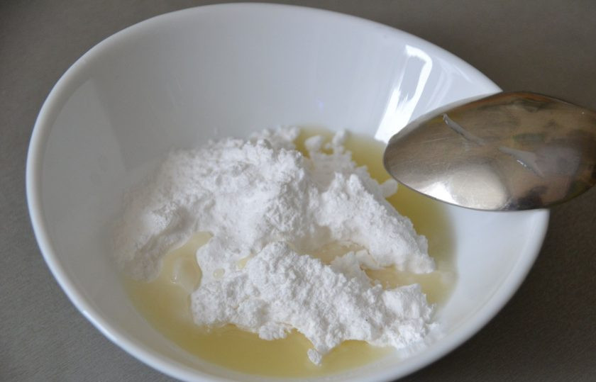 1. Этап. Лимонные эклеры: Для приготовления лимонной глазури смешайте 80 грамм сахарной пудры с двумя столовыми ложками лимонного сока. Кистью нанесите лимонную глазурь на эклер и посыпьте слегка лимонной цедрой. Эта глазурь застывает очень быстро.