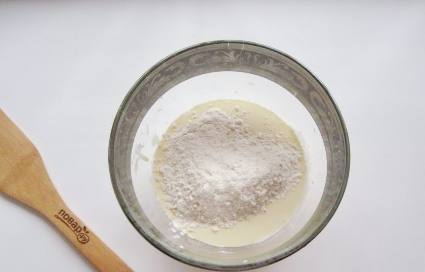 1. Этап. Заливной пирог с индейкой: Добавьте соль, соду, погашенную уксусом и муку.