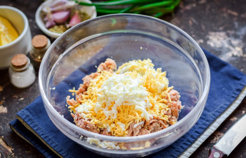 1. Этап. Паштет из тунца: Вареное куриное яйцо почистите, натрите на мелкой терке и добавьте к тунцу.