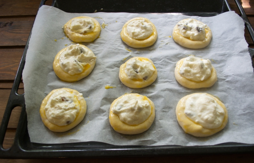 1. Этап. Ватрушки с творогом из дрожжевого теста: В получившееся углубление выложите начинку.