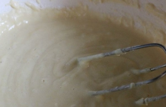 1. Этап. Морковный пирог на кефире: 6. Тесто должно получиться однородным и в меру густым. При необходимости добавьте еще немного муки.