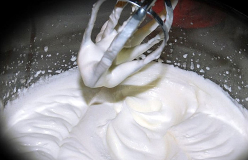 1. Этап. Ванильный мусс: 100 мл. сливок взбейте. В молочную смесь добавьте эссенцию, а потом вмешайте и сливки.