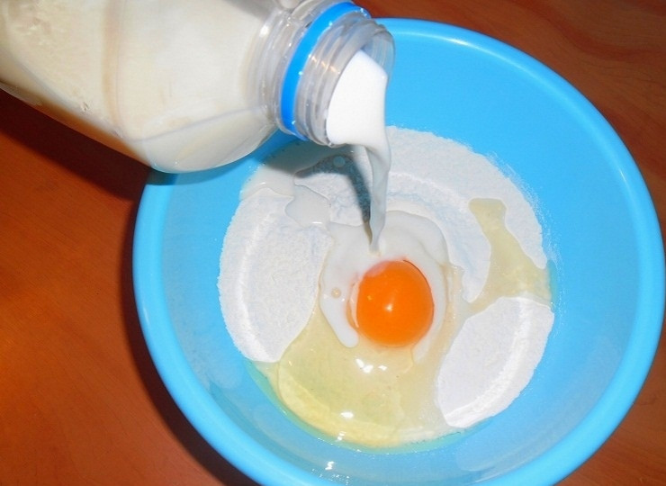 1. Этап. Блины с красной рыбой и огурцом: Муку всыпьте в миску, посолите немного. Добавьте яйцо и полстакана подогретого молока. Тщательно размешайте, чтобы не было комочков. Влейте остаток молока. Хорошо взбейте тесто, чтобы избавиться от комочков. Дайте постоять 20-30 минут.