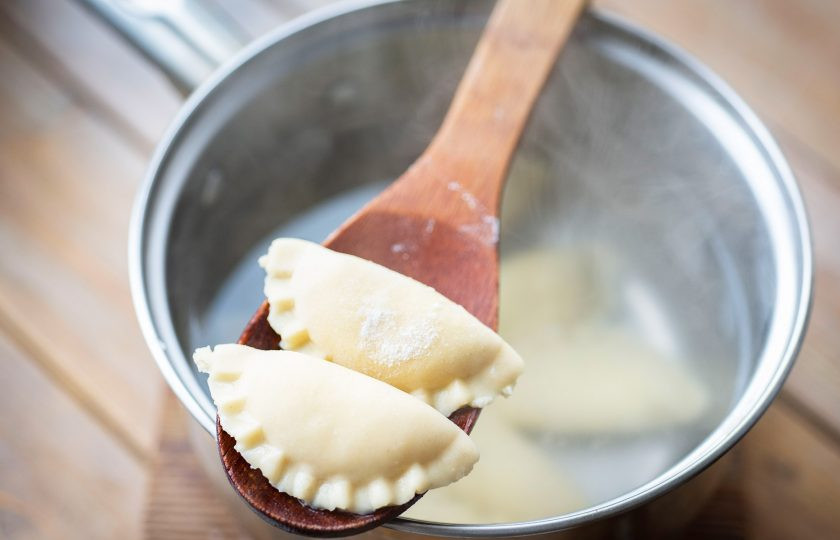 1. Этап. Вареники на кефире и дрожжах: Теперь в кипящей воде остается только отварить до готовности вареники, это примерно 5 минут после всплытия.