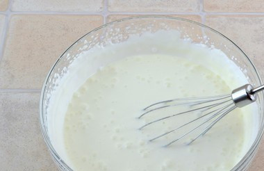 1. Этап. Торт Клипарт: Подготовьте большую емкость в которой будет застывать торт. Положите в нее сметану, сахар, ванильный сахар. Тщательно все взбейте до полного растворения сахара.