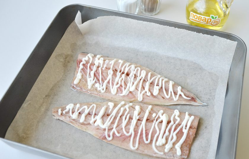 1. Этап. Скумбрия с абрикосами: 3. Застелите пергаментом противень, смажьте его маслом, положите половинки скумбрии. Сверху полейте йогуртом.