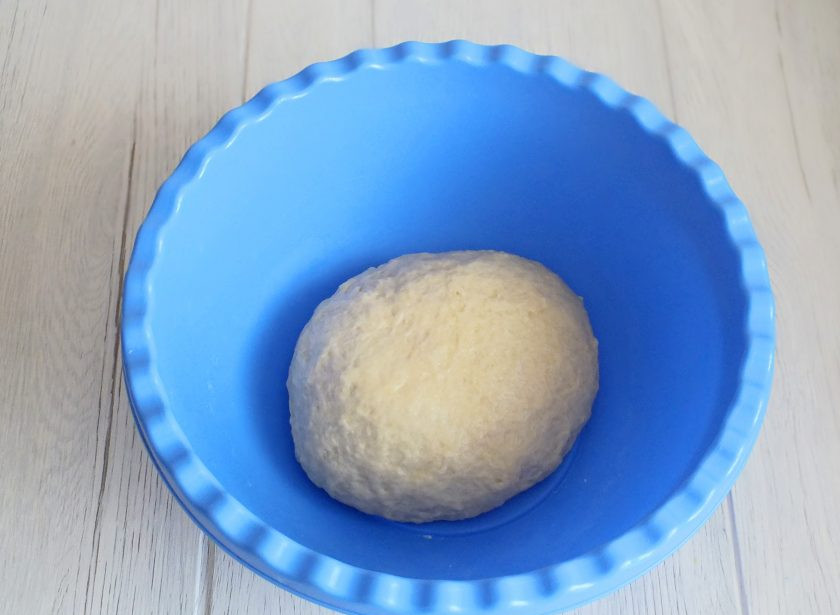 1. Этап. Татарский пирог с творогом: Замесите мягкое и податливое тесто. Возможно потребуется пара-тройка ложек муки дополнительно. Округлите тесто. Накройте полотенцем и оставьте при комнатной температуре на 30 минут.