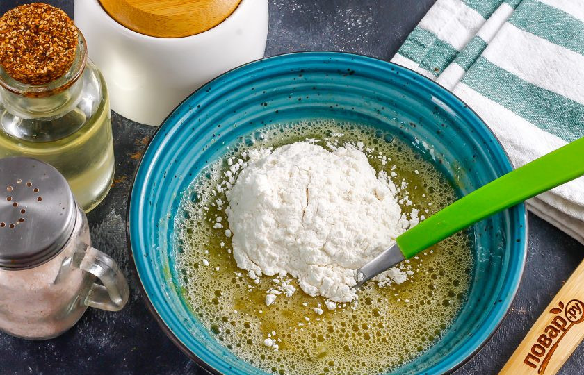 1. Этап. Жареные яблочные кольца: Всыпьте просеянную пшеничную муку и вмешайте ее аккуратными движениями.