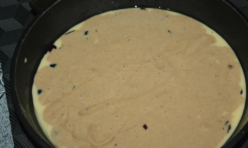 1. Этап. Торт Легко и быстро: 8. Сверху ягоды заливаю тестом, что смешивал с какао. Отправляю форму в разогретый до 200 градусов духовой шкаф и готовлю все 15-20 минут.