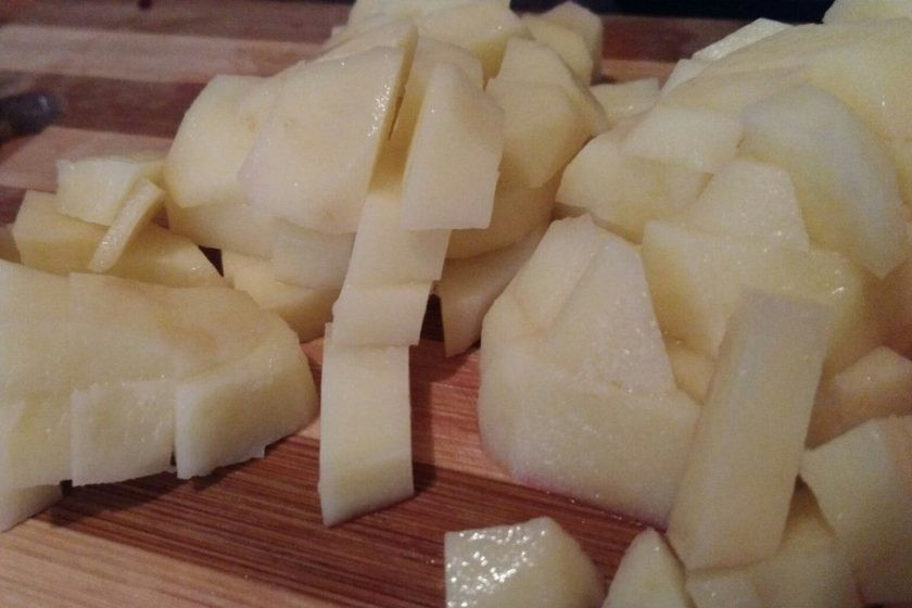 1. Этап. Борщ на постной говядине: 6. Постная говядина готовится около 1-1,5 (проверяйте готовность ножом). Когда мясо сварится, достаньте его и отправьте в бульон, нарезанный кубиками картофель.