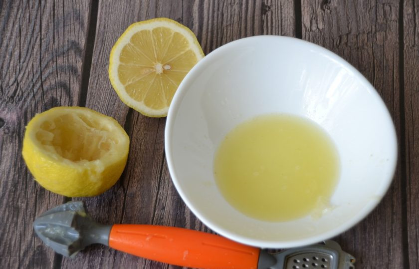 1. Этап. Бисквитный рулет с яблоками: Выжмите сок из половинки лимона.