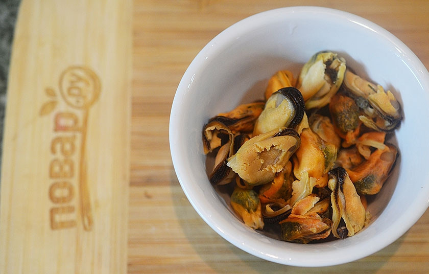 1. Этап. Кальмары, фаршированные булгуром и мидиями: 2. Мидии разморозьте и хорошо промойте.