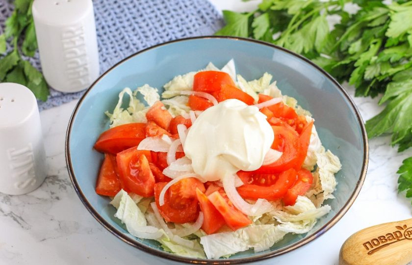 1. Этап. Салат с мидиями и помидорами: Добавьте майонез любой жирности или лимонную заправку с оливковым маслом, щепотку молотого черного перца и все перемешайте.