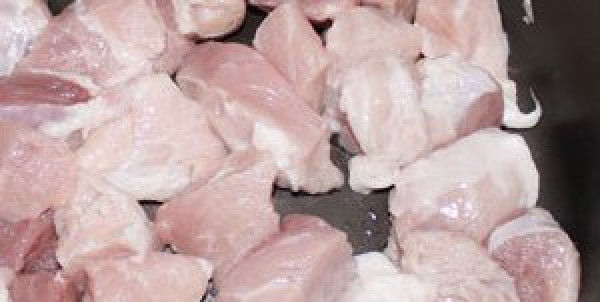 1. Этап. Свинина с кабачками в мультиварке: 2. Вообще, кабачки на столе - это великолепный способ обогатить свой организм витаминами. Даже замороженные овощи подойдут для этого блюда. Итак, нарезаем мясо и отправляем жариться в мультиварку.