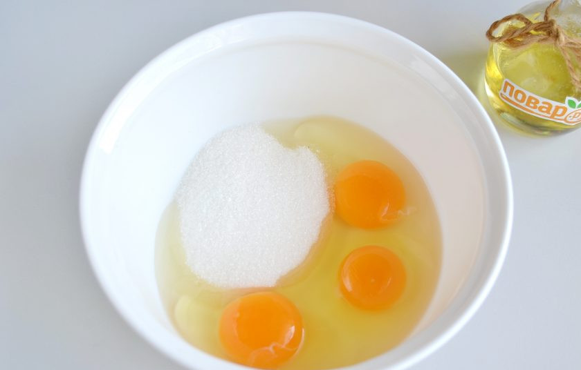 1. Этап. Манник с хурмой: 3. В другой таре соедините яйца с сахаром и перемешайте.