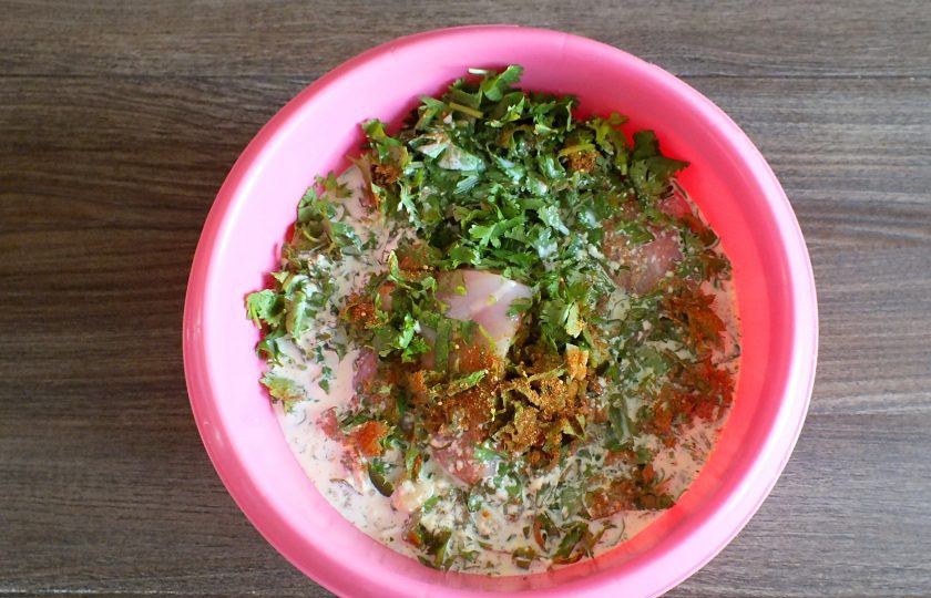 1. Этап. Шашлык из курицы с кинзой: Влейте сливки с майонезом в чашу с курицей.