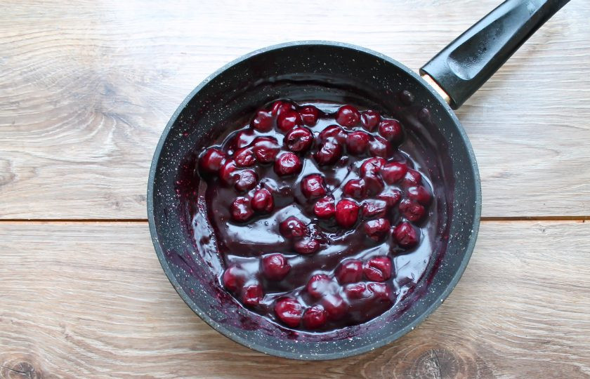 1. Этап. Блинчики с вишней и маскарпоне: Замороженную вишню разморозьте и слейте сок. Вишню смешайте с сахаром, поставьте на медленный огонь и варите в течение 5 минут. Затем влейте сок с крахмалом и варите, мешая, до загустения. Снимите вишню с огня и остудите.