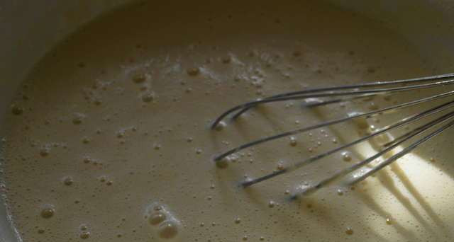 1. Этап. Блинчики с творогом и вишней: Добавляем растительное масло и муку, аккуратно перемешивая.