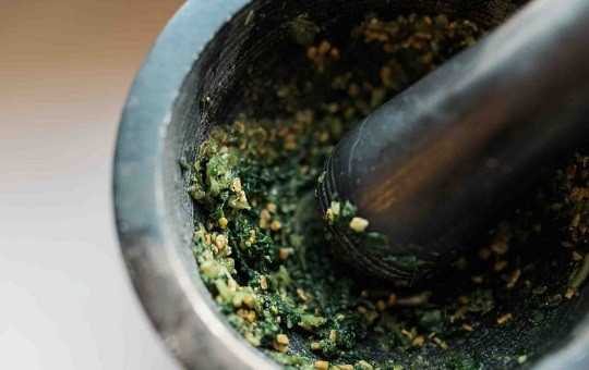 1. Этап. Грузинское Лобио: 1. Фасоль на ночь залейте холодной водой. Утром отварите с лавровым листом и солью до мягкости. Очищенный чеснок соедините с петрушкой, солью и специями. Разотрите до однородности (удобно это делать в ступке, например).