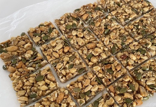 1. Этап. Козинаки «Микс»: Когда смесь остыла, но еще не полностью застыла, нарезать.