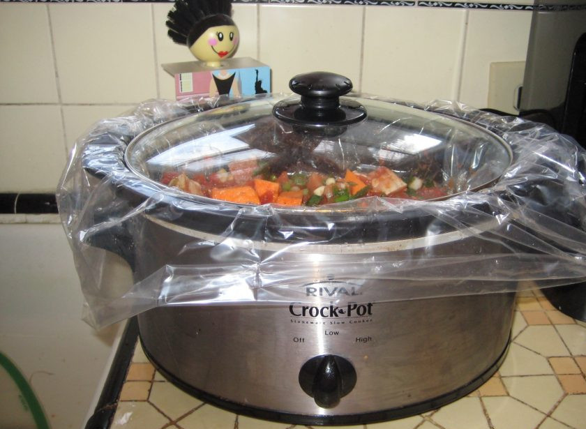 1. Этап. Свинина, тушенная с зеленым луком: Тушить блюдо будем 7 часов, на это время вы можете про него совсем забыть и заняться своими делами. Готовое рагу подавайте горячим.