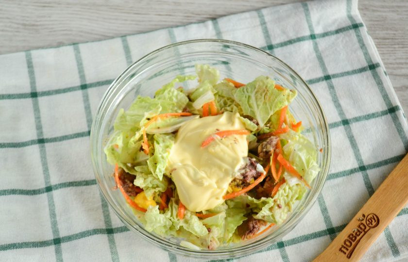 1. Этап. Салат с пекинской капустой и сайрой: Майонез смешайте с маслом в котором была сайра (можно просто добавить майонез) и добавьте в салат.