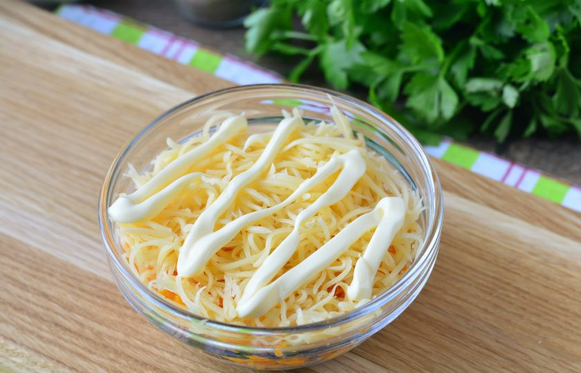 1. Этап. Салат с сайрой и грибами: Сверху присыпьте сыром и полейте майонезом.