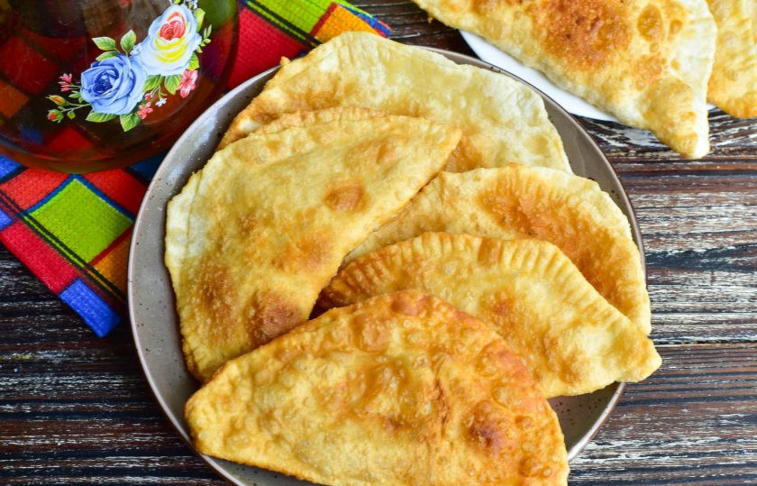 1. Этап. Чебуреки с курицей и сыром: Выложите готовые чебуреки на блюдо.