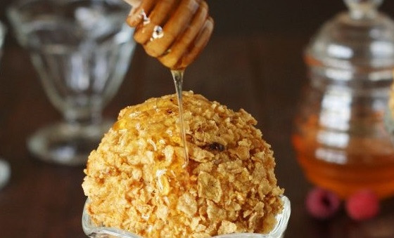 1. Этап. Жареные шарики из мороженого: 6. Быстро украсьте, полейте медом и отправляйтесь пробовать, что получилось. Приятного аппетита!