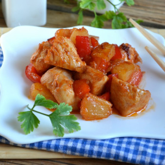Курица в кисло-сладком соусе с ананасами