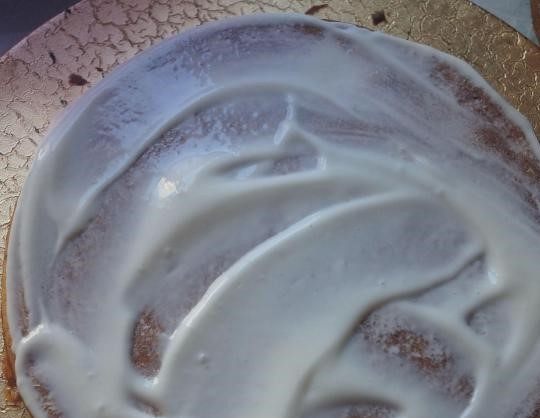 1. Этап. Торт трехслойный: 6. Промажьте коржи кремом. Поставьте их в холодильник на 8 часов для лучшей пропитки.