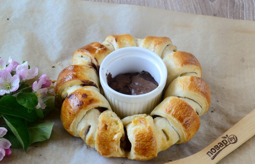 1. Этап. Шоколадное кольцо: Запекайте шоколадное кольцо в духовке при температуре 180 градусов 25 минут. За это время кольцо пропечется и подрумянится, а шоколад растопится.