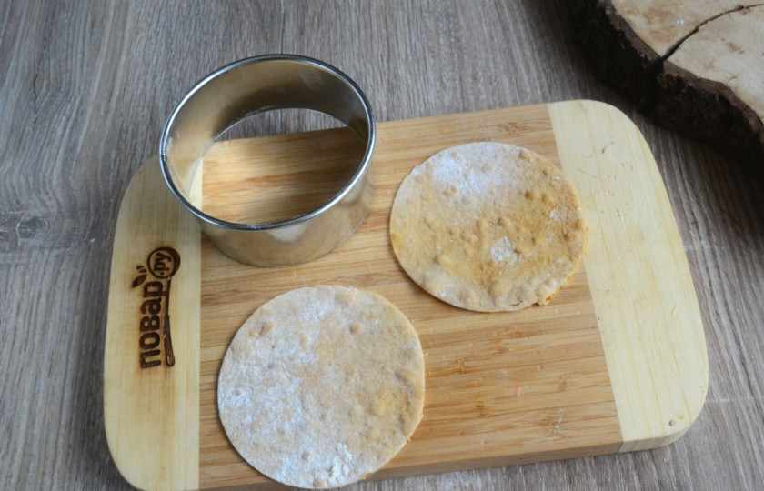 1. Этап. Торт Парижский коктейль: Из каждого коржа выдавите кружочки диаметром 12 см.