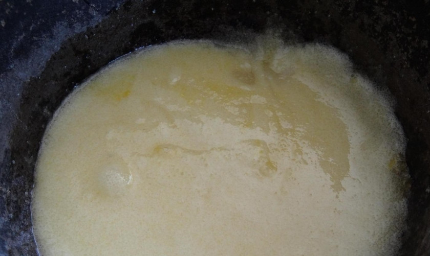 1. Этап. Быстрый тортик: 9. Перемешиваю массу венчиком до получения бледного желтого цвета.